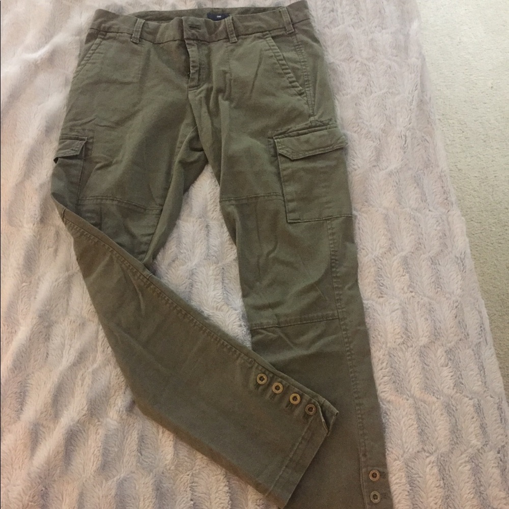 Women’s olive green cargo skinny leg pant.